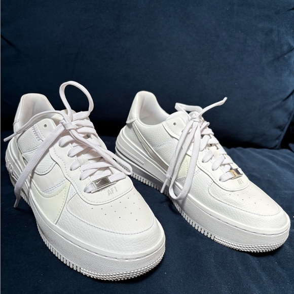 NEVER WORN Nike White Air Force 1 Sneakers Classic Low-Top - Picture 3 of 4